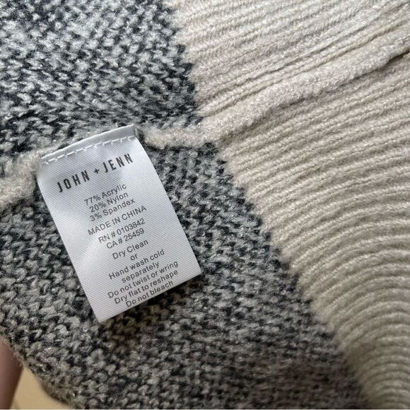 Leopard Print V-Neck Sweater John + Jenn - Picture 4 of 6